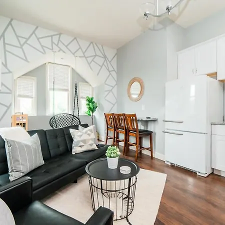 Modern Chic Suite - Amazing Location - Groupstay